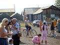 [Эльдиканцы] День посёлка-2007. Тренировка к соревнованию на велосипедах «Фигурная езда»